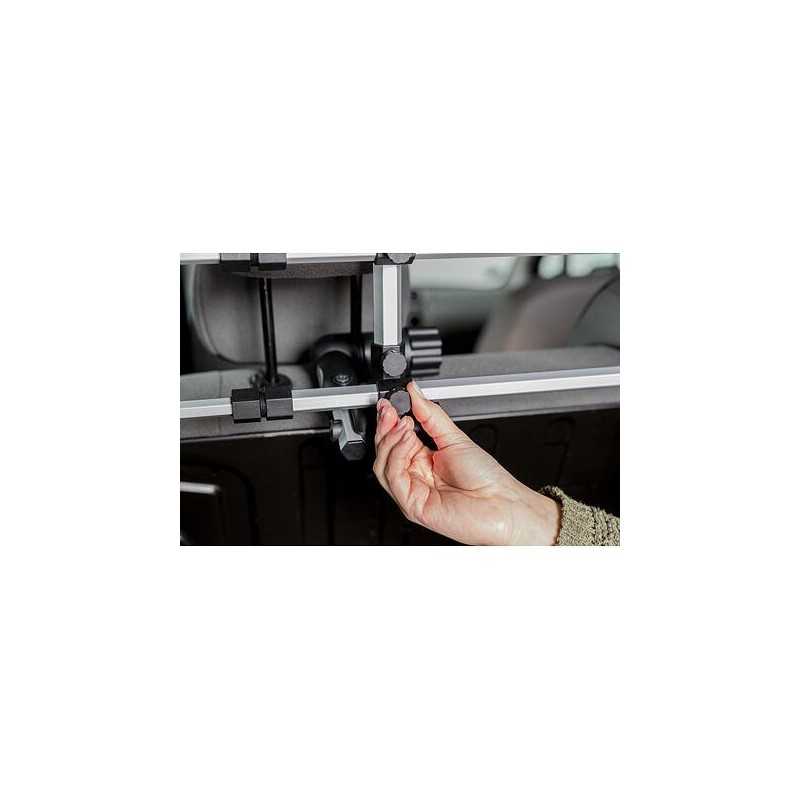 Mříž do auta, šíře: 105-172cm, výška: 46-60cm, stříbrná